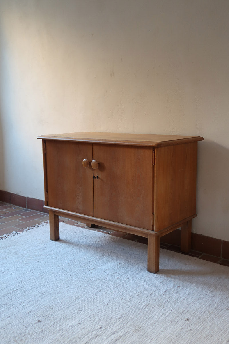 buffet vintage en bois clair années 60 deux portes avec poignées rondes et intérieur ouvert sans étagère