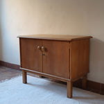 buffet vintage en bois clair années 60 deux portes avec poignées rondes et intérieur ouvert sans étagère