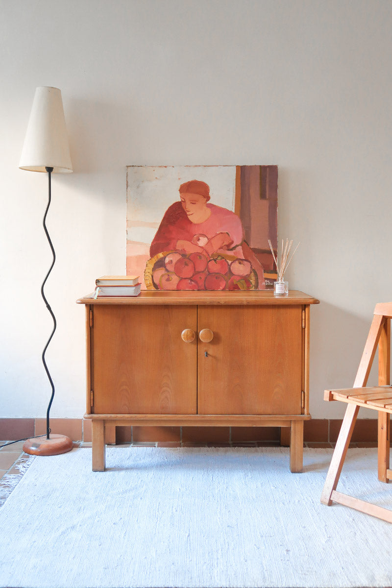 buffet vintage en bois clair années 60 deux portes avec poignées rondes et intérieur ouvert sans étagère