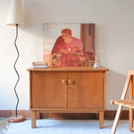 buffet vintage en bois clair années 60 deux portes avec poignées rondes et intérieur ouvert sans étagère