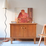 buffet vintage en bois clair années 60 deux portes avec poignées rondes et intérieur ouvert sans étagère