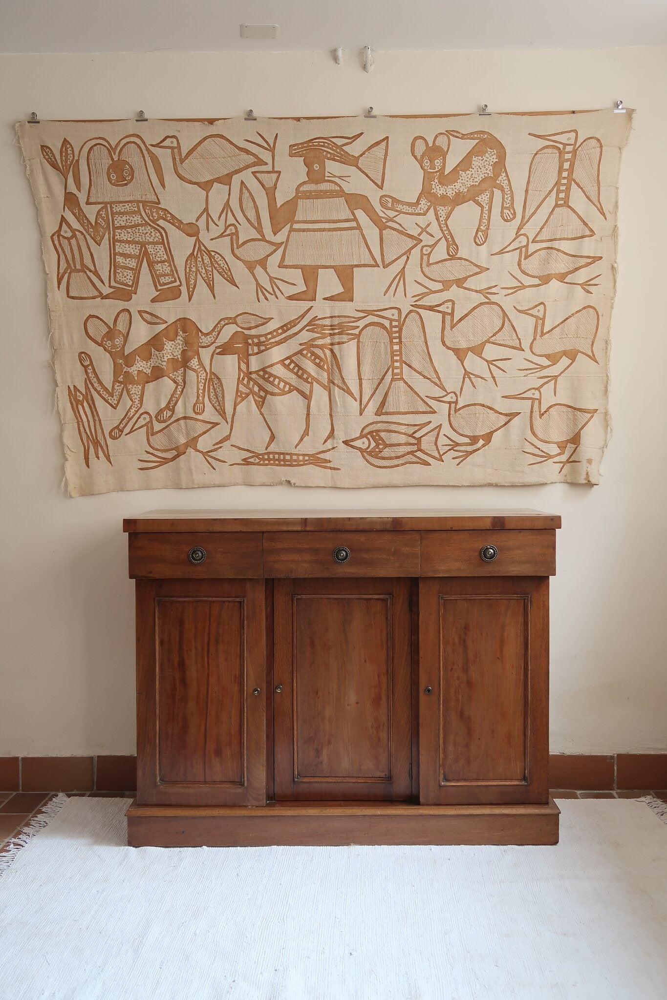 Buffet ancien vintage en bois de noyer massif, années 30, trois tiroirs en ceinture à poignées rondes en laiton, trois portes à panneaux moulurés, base à plinthe pleine, compartiment intérieur doublé de zinc