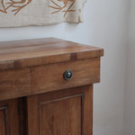 Buffet ancien vintage en bois de noyer massif, années 30, trois tiroirs en ceinture à poignées rondes en laiton, trois portes à panneaux moulurés, base à plinthe pleine, compartiment intérieur doublé de zinc