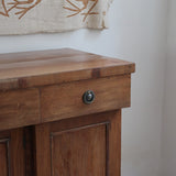 Buffet ancien vintage en bois de noyer massif, années 30, trois tiroirs en ceinture à poignées rondes en laiton, trois portes à panneaux moulurés, base à plinthe pleine, compartiment intérieur doublé de zinc