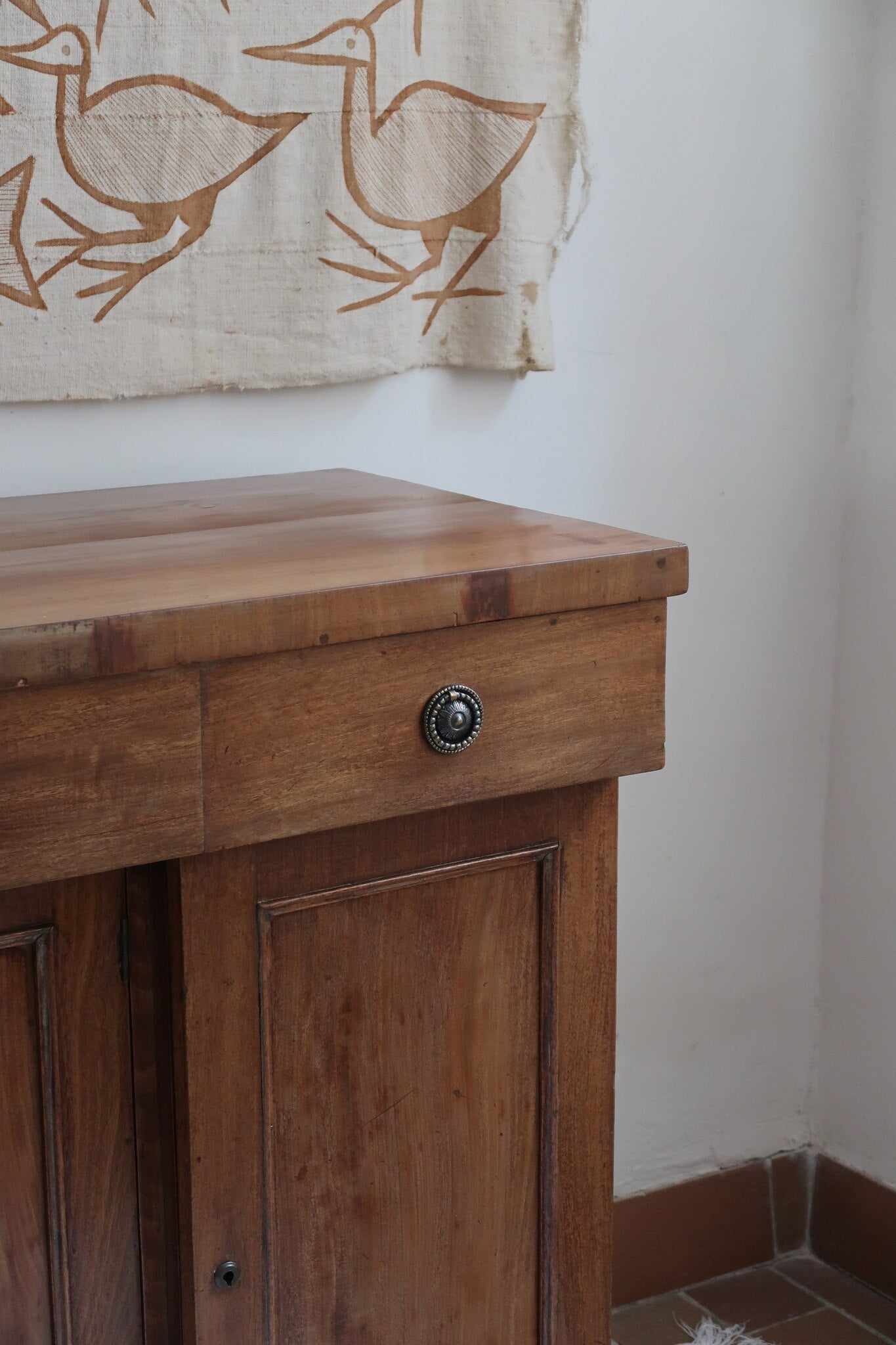 Buffet ancien vintage en bois de noyer massif, années 30, trois tiroirs en ceinture à poignées rondes en laiton, trois portes à panneaux moulurés, base à plinthe pleine, compartiment intérieur doublé de zinc