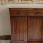 Buffet ancien vintage en bois de noyer massif, années 30, trois tiroirs en ceinture à poignées rondes en laiton, trois portes à panneaux moulurés, base à plinthe pleine, compartiment intérieur doublé de zinc