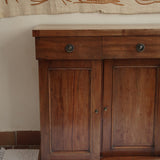 Buffet ancien vintage en bois de noyer massif, années 30, trois tiroirs en ceinture à poignées rondes en laiton, trois portes à panneaux moulurés, base à plinthe pleine, compartiment intérieur doublé de zinc