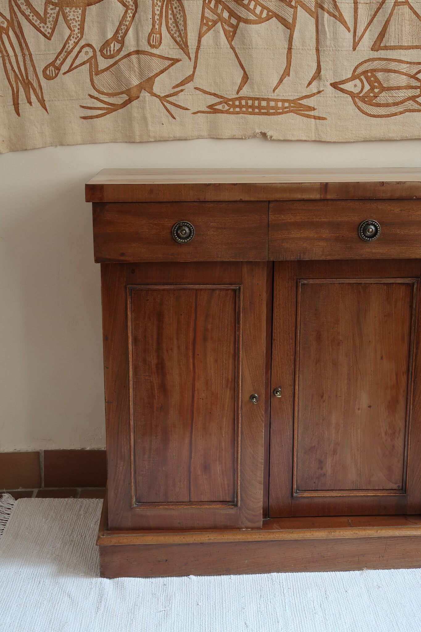 Buffet ancien vintage en bois de noyer massif, années 30, trois tiroirs en ceinture à poignées rondes en laiton, trois portes à panneaux moulurés, base à plinthe pleine, compartiment intérieur doublé de zinc