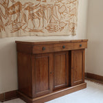 Buffet ancien vintage en bois de noyer massif, années 30, trois tiroirs en ceinture à poignées rondes en laiton, trois portes à panneaux moulurés, base à plinthe pleine, compartiment intérieur doublé de zinc