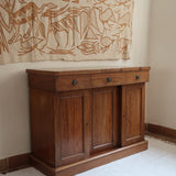 Buffet ancien vintage en bois de noyer massif, années 30, trois tiroirs en ceinture à poignées rondes en laiton, trois portes à panneaux moulurés, base à plinthe pleine, compartiment intérieur doublé de zinc
