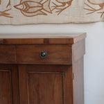 Buffet ancien vintage en bois de noyer massif, années 30, trois tiroirs en ceinture à poignées rondes en laiton, trois portes à panneaux moulurés, base à plinthe pleine, compartiment intérieur doublé de zinc