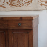Buffet ancien vintage en bois de noyer massif, années 30, trois tiroirs en ceinture à poignées rondes en laiton, trois portes à panneaux moulurés, base à plinthe pleine, compartiment intérieur doublé de zinc