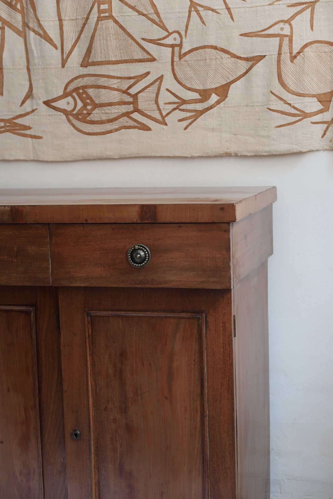 Buffet ancien vintage en bois de noyer massif, années 30, trois tiroirs en ceinture à poignées rondes en laiton, trois portes à panneaux moulurés, base à plinthe pleine, compartiment intérieur doublé de zinc