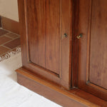 Buffet ancien vintage en bois de noyer massif, années 30, trois tiroirs en ceinture à poignées rondes en laiton, trois portes à panneaux moulurés, base à plinthe pleine, compartiment intérieur doublé de zinc