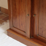 Buffet ancien vintage en bois de noyer massif, années 30, trois tiroirs en ceinture à poignées rondes en laiton, trois portes à panneaux moulurés, base à plinthe pleine, compartiment intérieur doublé de zinc