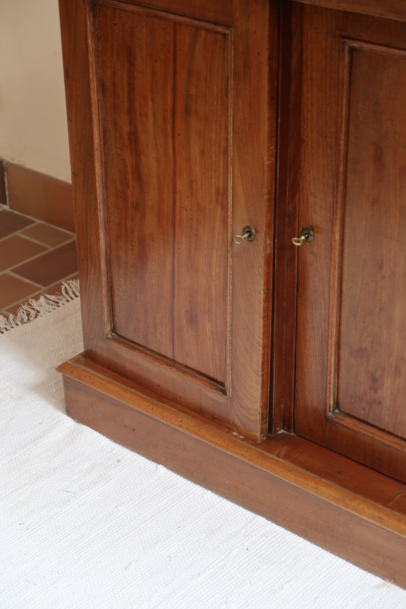 Buffet ancien vintage en bois de noyer massif, années 30, trois tiroirs en ceinture à poignées rondes en laiton, trois portes à panneaux moulurés, base à plinthe pleine, compartiment intérieur doublé de zinc
