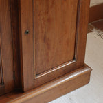 Buffet ancien vintage en bois de noyer massif, années 30, trois tiroirs en ceinture à poignées rondes en laiton, trois portes à panneaux moulurés, base à plinthe pleine, compartiment intérieur doublé de zinc