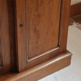 Buffet ancien vintage en bois de noyer massif, années 30, trois tiroirs en ceinture à poignées rondes en laiton, trois portes à panneaux moulurés, base à plinthe pleine, compartiment intérieur doublé de zinc