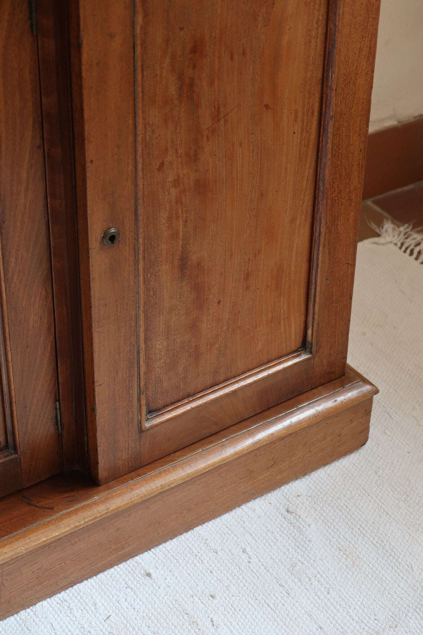 Buffet ancien vintage en bois de noyer massif, années 30, trois tiroirs en ceinture à poignées rondes en laiton, trois portes à panneaux moulurés, base à plinthe pleine, compartiment intérieur doublé de zinc
