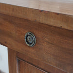 Buffet ancien vintage en bois de noyer massif, années 30, trois tiroirs en ceinture à poignées rondes en laiton, trois portes à panneaux moulurés, base à plinthe pleine, compartiment intérieur doublé de zinc