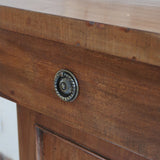 Buffet ancien vintage en bois de noyer massif, années 30, trois tiroirs en ceinture à poignées rondes en laiton, trois portes à panneaux moulurés, base à plinthe pleine, compartiment intérieur doublé de zinc