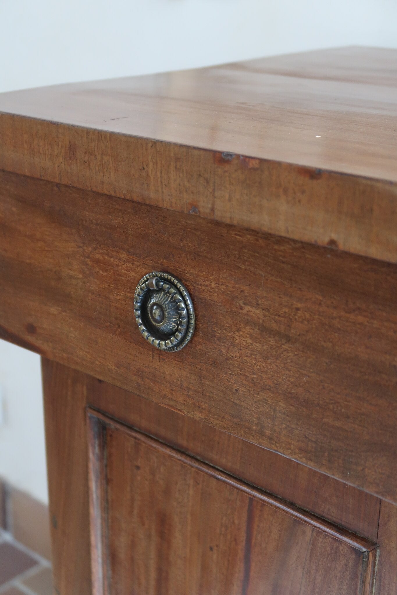 Buffet ancien vintage en bois de noyer massif, années 30, trois tiroirs en ceinture à poignées rondes en laiton, trois portes à panneaux moulurés, base à plinthe pleine, compartiment intérieur doublé de zinc