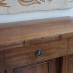 Buffet ancien vintage en bois de noyer massif, années 30, trois tiroirs en ceinture à poignées rondes en laiton, trois portes à panneaux moulurés, base à plinthe pleine, compartiment intérieur doublé de zinc