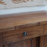 Buffet ancien vintage en bois de noyer massif, années 30, trois tiroirs en ceinture à poignées rondes en laiton, trois portes à panneaux moulurés, base à plinthe pleine, compartiment intérieur doublé de zinc