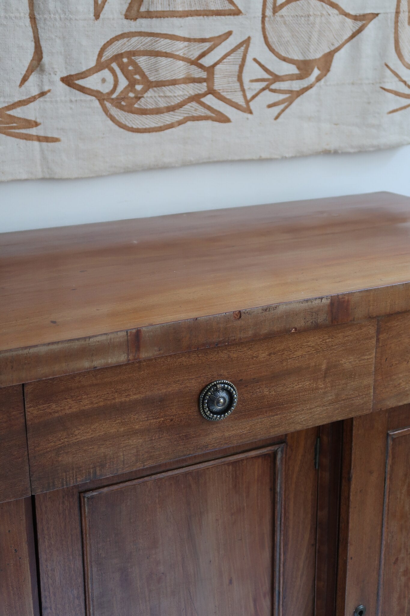 Buffet ancien vintage en bois de noyer massif, années 30, trois tiroirs en ceinture à poignées rondes en laiton, trois portes à panneaux moulurés, base à plinthe pleine, compartiment intérieur doublé de zinc