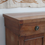 Buffet ancien vintage en bois de noyer massif, années 30, trois tiroirs en ceinture à poignées rondes en laiton, trois portes à panneaux moulurés, base à plinthe pleine, compartiment intérieur doublé de zinc