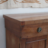 Buffet ancien vintage en bois de noyer massif, années 30, trois tiroirs en ceinture à poignées rondes en laiton, trois portes à panneaux moulurés, base à plinthe pleine, compartiment intérieur doublé de zinc