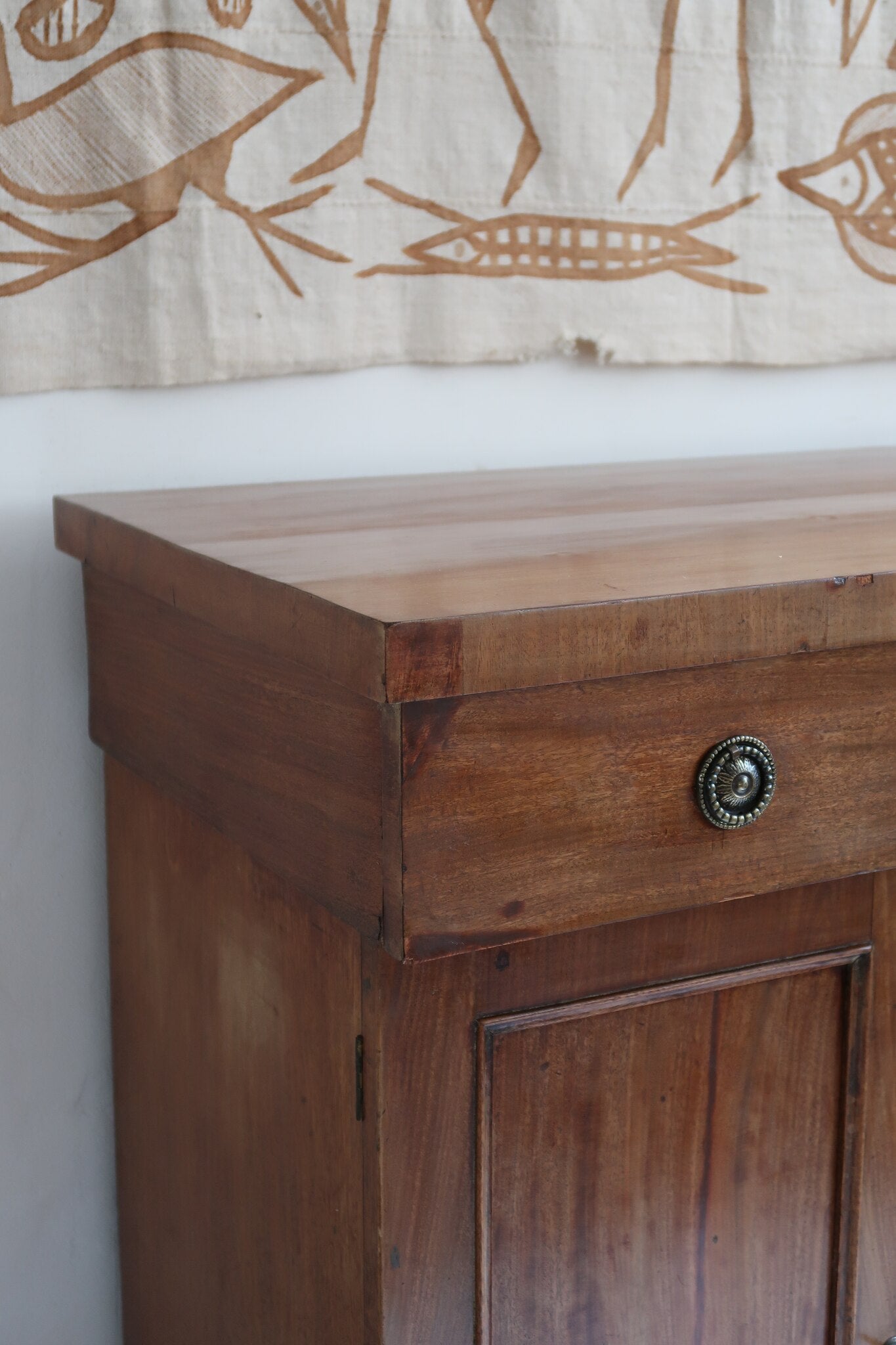 Buffet ancien vintage en bois de noyer massif, années 30, trois tiroirs en ceinture à poignées rondes en laiton, trois portes à panneaux moulurés, base à plinthe pleine, compartiment intérieur doublé de zinc
