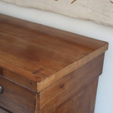 Buffet ancien vintage en bois de noyer massif, années 30, trois tiroirs en ceinture à poignées rondes en laiton, trois portes à panneaux moulurés, base à plinthe pleine, compartiment intérieur doublé de zinc