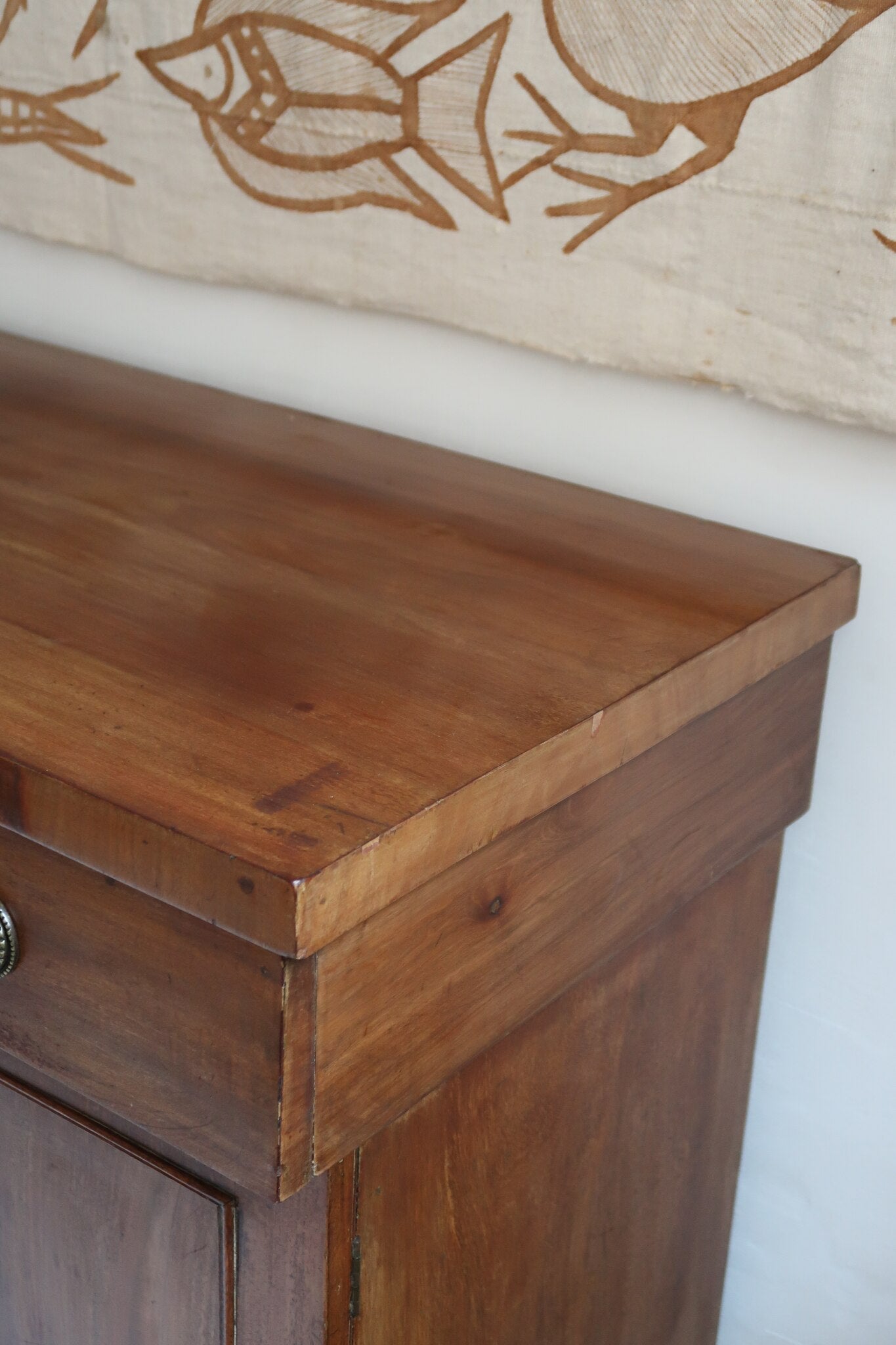 Buffet ancien vintage en bois de noyer massif, années 30, trois tiroirs en ceinture à poignées rondes en laiton, trois portes à panneaux moulurés, base à plinthe pleine, compartiment intérieur doublé de zinc