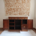 Buffet ancien vintage en bois de noyer massif, années 30, trois tiroirs en ceinture à poignées rondes en laiton, trois portes à panneaux moulurés, base à plinthe pleine, compartiment intérieur doublé de zinc