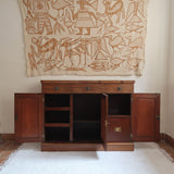 Buffet ancien vintage en bois de noyer massif, années 30, trois tiroirs en ceinture à poignées rondes en laiton, trois portes à panneaux moulurés, base à plinthe pleine, compartiment intérieur doublé de zinc