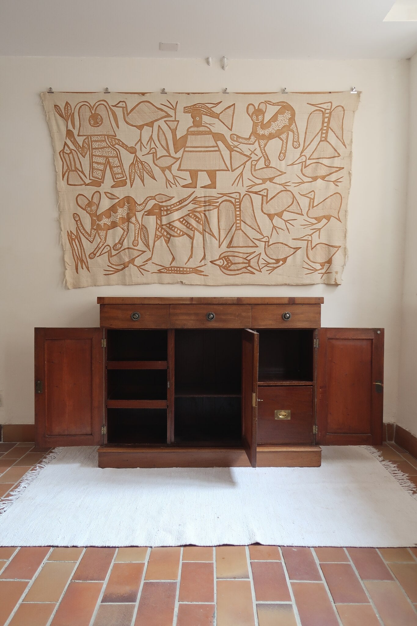 Buffet ancien vintage en bois de noyer massif, années 30, trois tiroirs en ceinture à poignées rondes en laiton, trois portes à panneaux moulurés, base à plinthe pleine, compartiment intérieur doublé de zinc