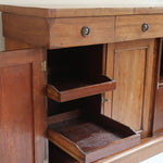 Buffet ancien vintage en bois de noyer massif, années 30, trois tiroirs en ceinture à poignées rondes en laiton, trois portes à panneaux moulurés, base à plinthe pleine, compartiment intérieur doublé de zinc