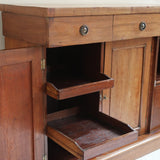 Buffet ancien vintage en bois de noyer massif, années 30, trois tiroirs en ceinture à poignées rondes en laiton, trois portes à panneaux moulurés, base à plinthe pleine, compartiment intérieur doublé de zinc