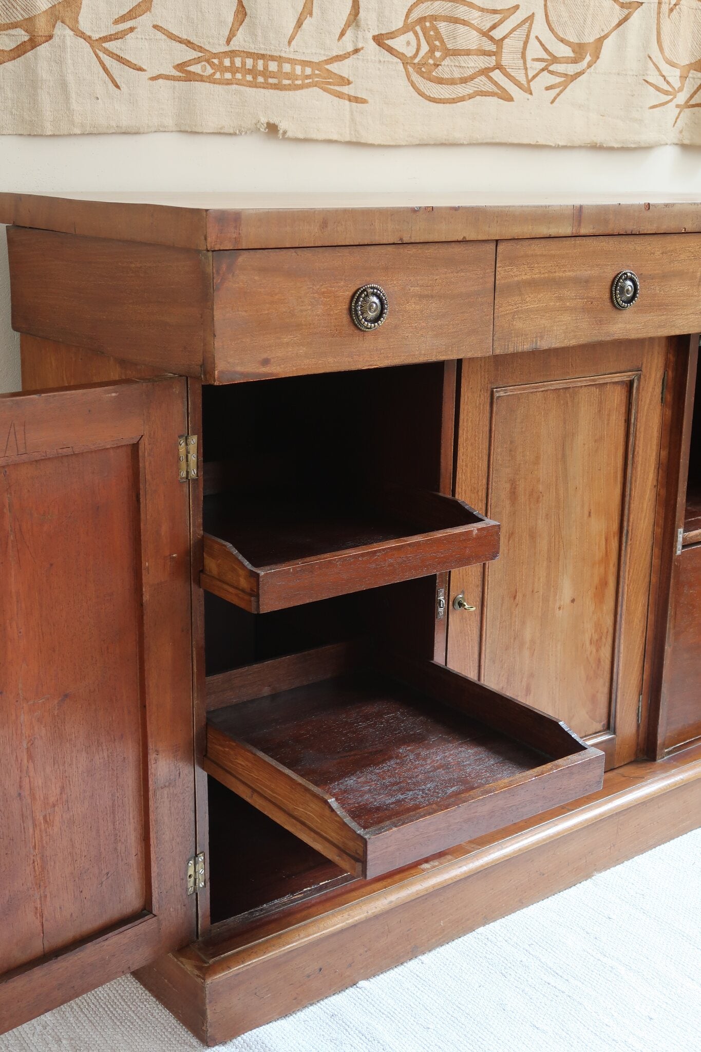 Buffet ancien vintage en bois de noyer massif, années 30, trois tiroirs en ceinture à poignées rondes en laiton, trois portes à panneaux moulurés, base à plinthe pleine, compartiment intérieur doublé de zinc