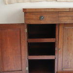 Buffet ancien vintage en bois de noyer massif, années 30, trois tiroirs en ceinture à poignées rondes en laiton, trois portes à panneaux moulurés, base à plinthe pleine, compartiment intérieur doublé de zinc