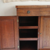 Buffet ancien vintage en bois de noyer massif, années 30, trois tiroirs en ceinture à poignées rondes en laiton, trois portes à panneaux moulurés, base à plinthe pleine, compartiment intérieur doublé de zinc