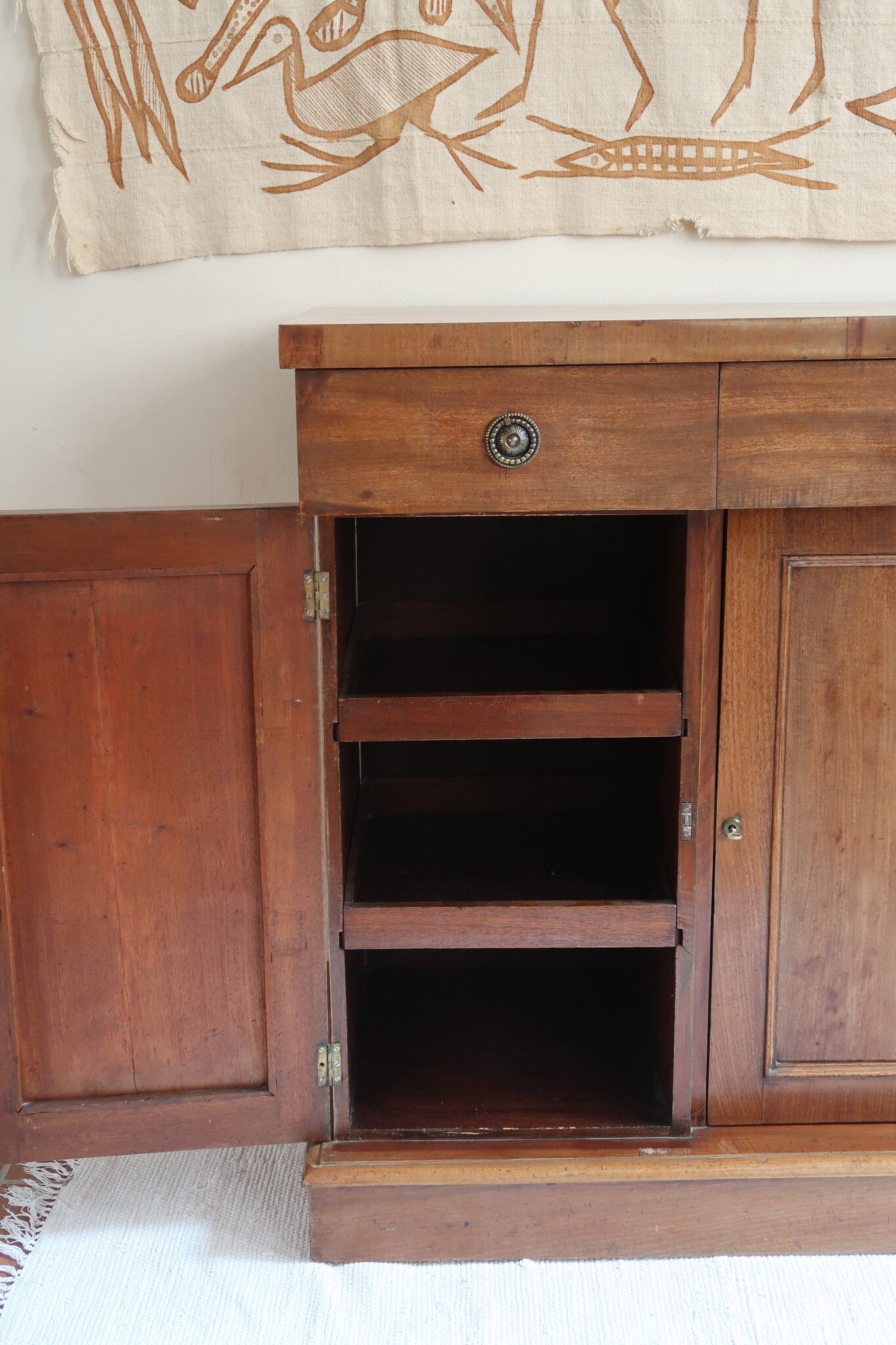 Buffet ancien vintage en bois de noyer massif, années 30, trois tiroirs en ceinture à poignées rondes en laiton, trois portes à panneaux moulurés, base à plinthe pleine, compartiment intérieur doublé de zinc