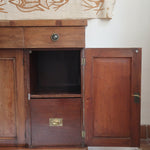 Buffet ancien vintage en bois de noyer massif, années 30, trois tiroirs en ceinture à poignées rondes en laiton, trois portes à panneaux moulurés, base à plinthe pleine, compartiment intérieur doublé de zinc