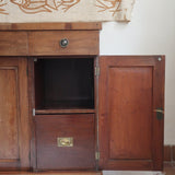 Buffet ancien vintage en bois de noyer massif, années 30, trois tiroirs en ceinture à poignées rondes en laiton, trois portes à panneaux moulurés, base à plinthe pleine, compartiment intérieur doublé de zinc