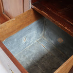 Buffet ancien vintage en bois de noyer massif, années 30, trois tiroirs en ceinture à poignées rondes en laiton, trois portes à panneaux moulurés, base à plinthe pleine, compartiment intérieur doublé de zinc