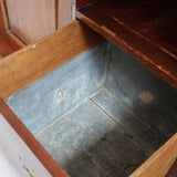 Buffet ancien vintage en bois de noyer massif, années 30, trois tiroirs en ceinture à poignées rondes en laiton, trois portes à panneaux moulurés, base à plinthe pleine, compartiment intérieur doublé de zinc