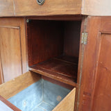 Buffet ancien vintage en bois de noyer massif, années 30, trois tiroirs en ceinture à poignées rondes en laiton, trois portes à panneaux moulurés, base à plinthe pleine, compartiment intérieur doublé de zinc