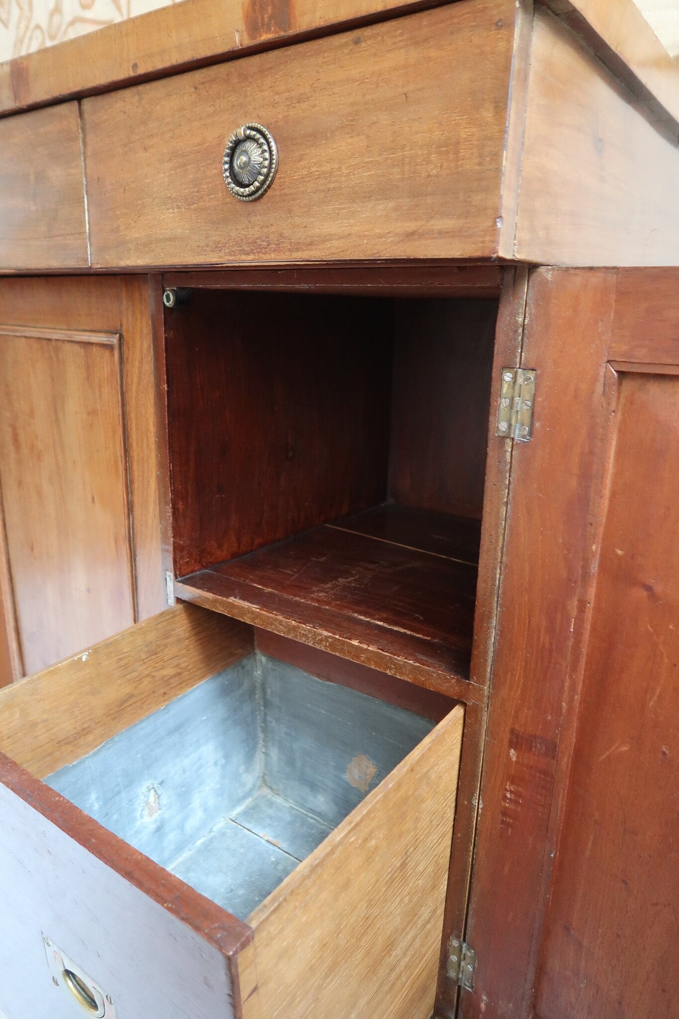 Buffet ancien vintage en bois de noyer massif, années 30, trois tiroirs en ceinture à poignées rondes en laiton, trois portes à panneaux moulurés, base à plinthe pleine, compartiment intérieur doublé de zinc