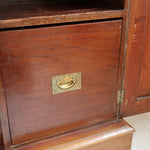 Buffet ancien vintage en bois de noyer massif, années 30, trois tiroirs en ceinture à poignées rondes en laiton, trois portes à panneaux moulurés, base à plinthe pleine, compartiment intérieur doublé de zinc